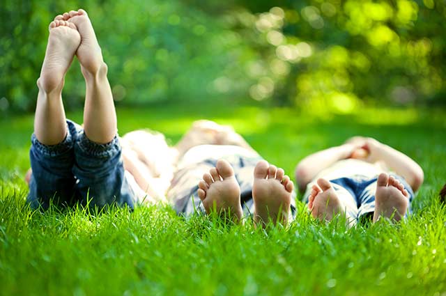 Tourist-Info-Punt-Het-Reestdal_CT_kinderen-natuur-liggen-gras